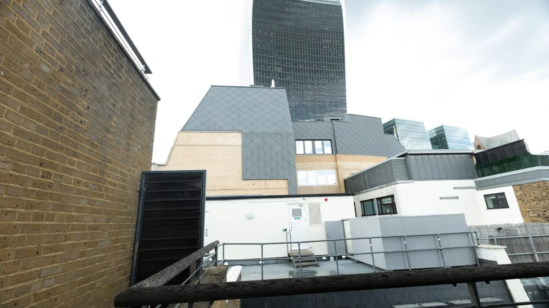 Mon Block Apartment London